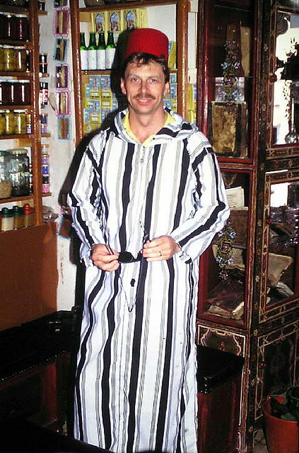 What kinds of clothes do people in Algeria wear?